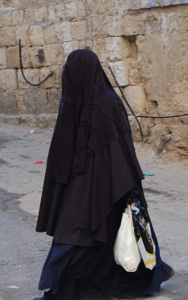 في الدفاع عن “لابسات البراقع يا سعد..”