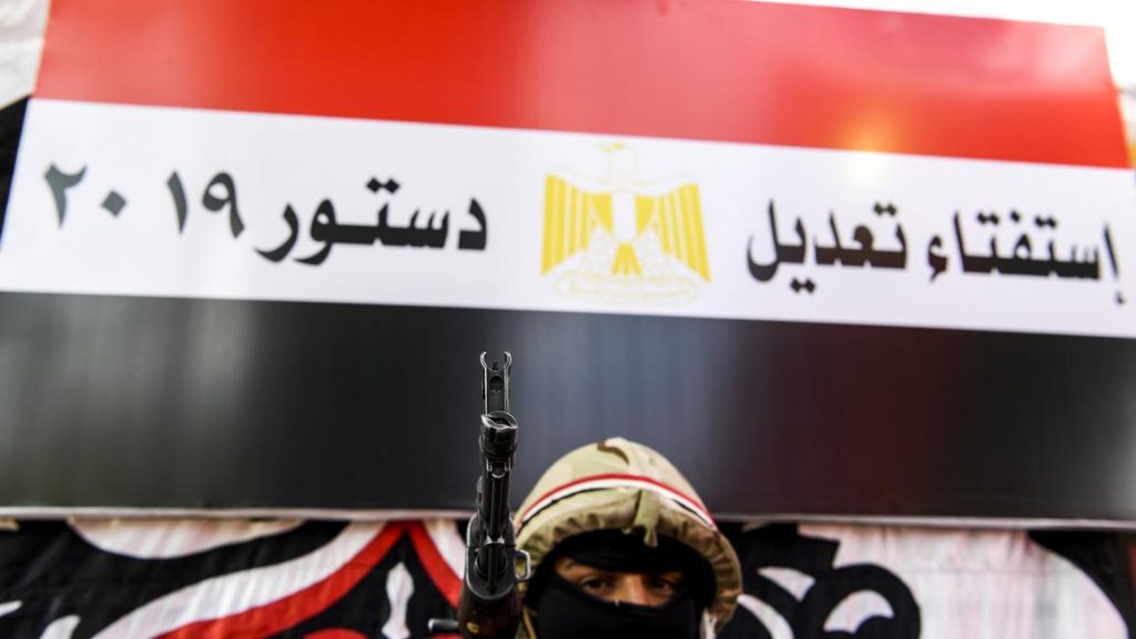 السيسي يضع قواعد جديدة للنظام: سيطرة على الجيش والسياسة