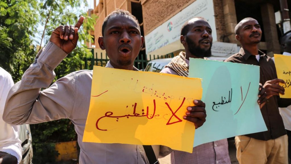 الإمارات تجرّ أتباعها باتجاه إسرائيل: تطبيع السودان عبر العسكر [3/5]