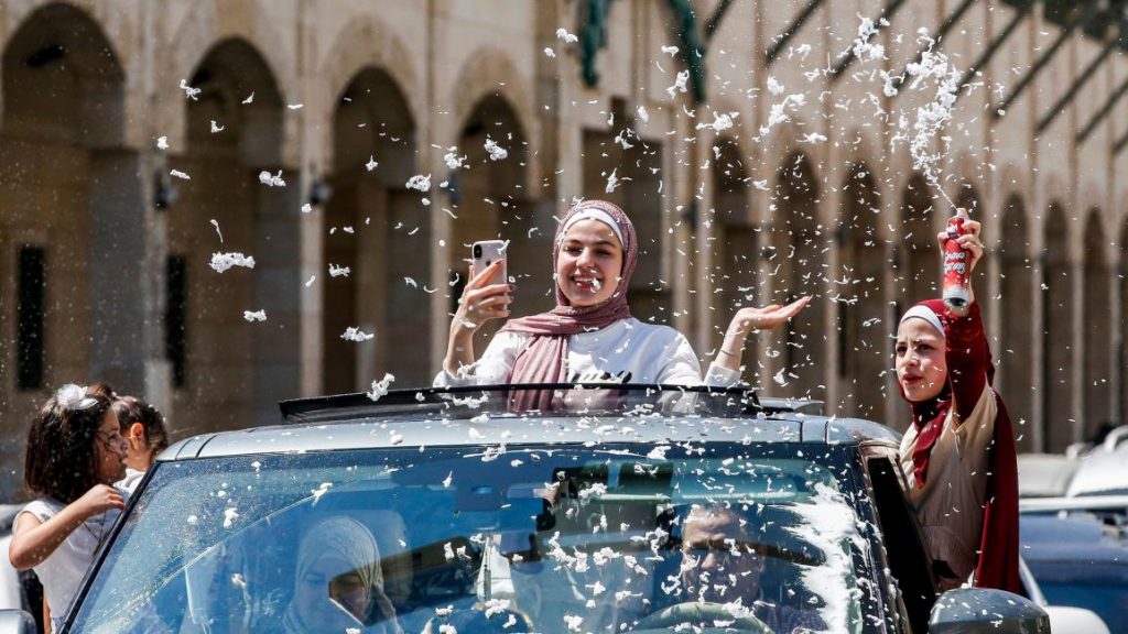 أبناء الشهداء والجرحى والأسرى الفلسطينيين يحتفلون بنجاحهم في “التوجيهي”