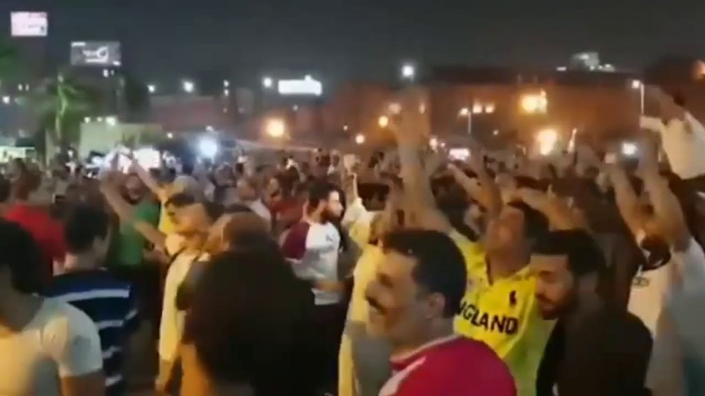 احتجاجات مصر.. شاهد إحراق سيارة شرطة وقوى سياسية تتوقع اتساع الحراك ضد السيسي