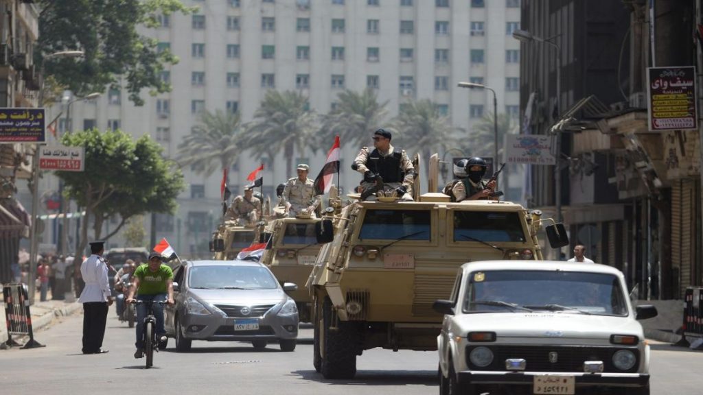 تبادل الاتهامات بين القاهرة وباريس بشأن قضية المبادرة المصرية للحقوق الشخصية