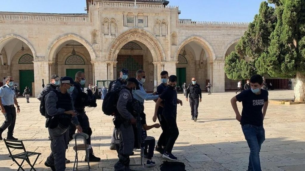 الاحتلال يهدم مبنى قيد الإنشاء في القدس ويخطر بهدم منشآت في الخليل