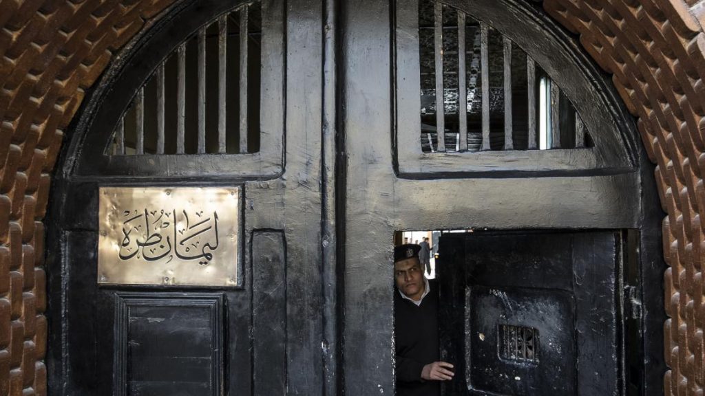 نظام السيسي لرجال الأعمال: الدفع أو الحبس