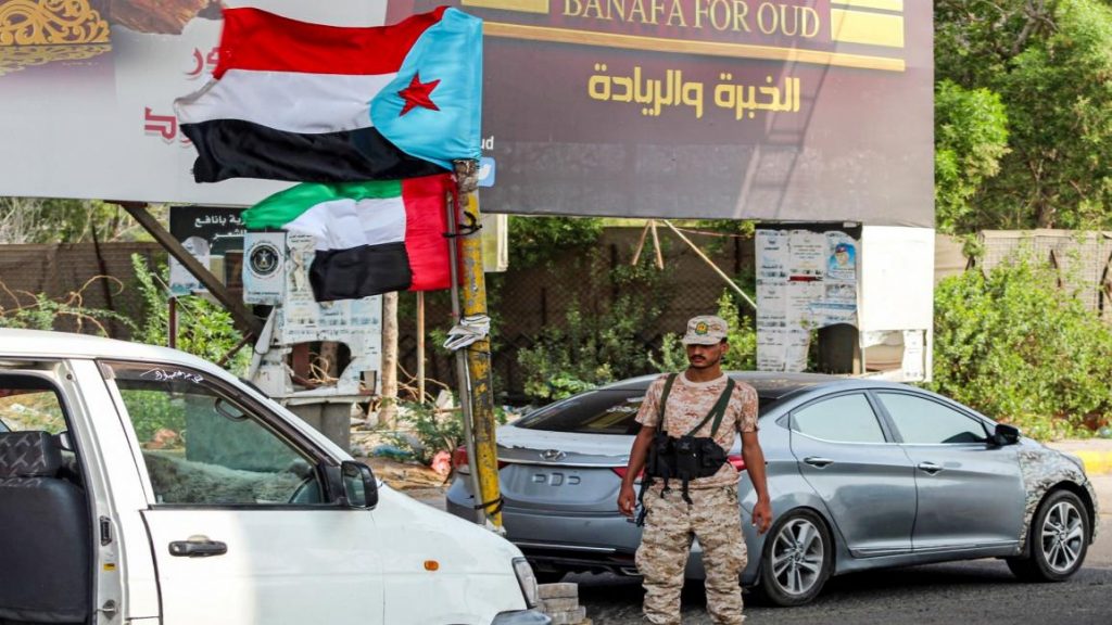 الانفصاليون يدفعون بقوات أحادية في عدن: طوارئ تسبق وصول الحكومة