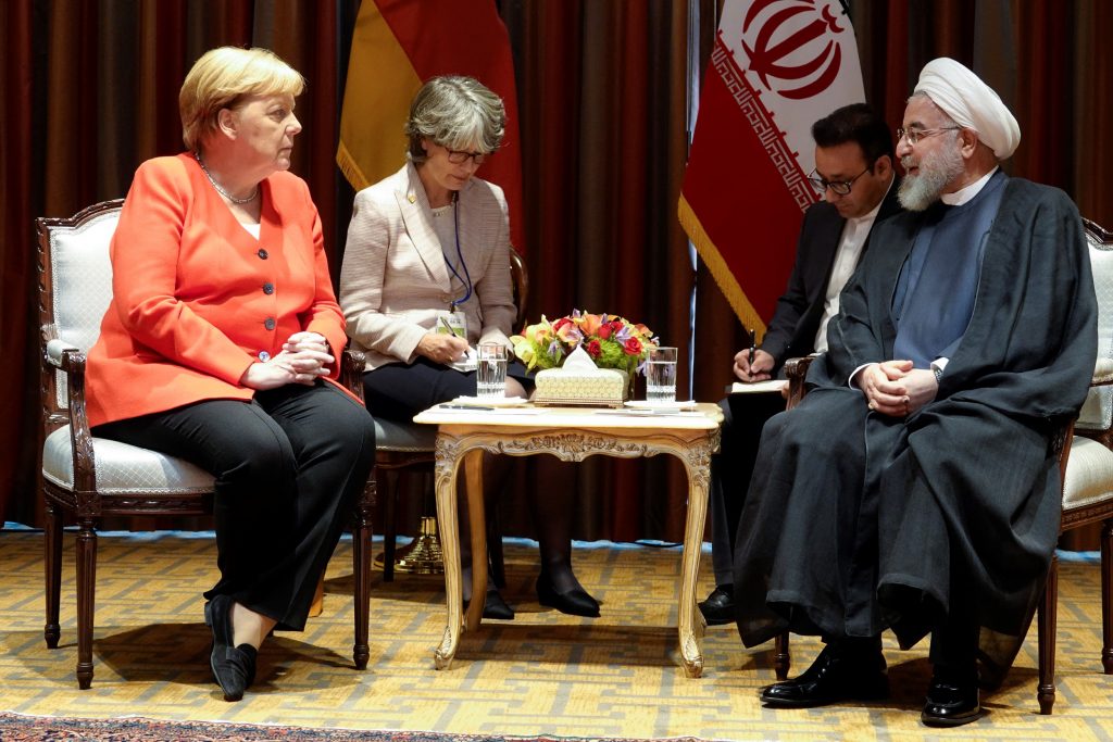 خامنئي يطالب أميركا بالأفعال لإحياء الاتفاق النووي.. وميركل تدعو روحاني لتعزيز الحل الدبلوماسي