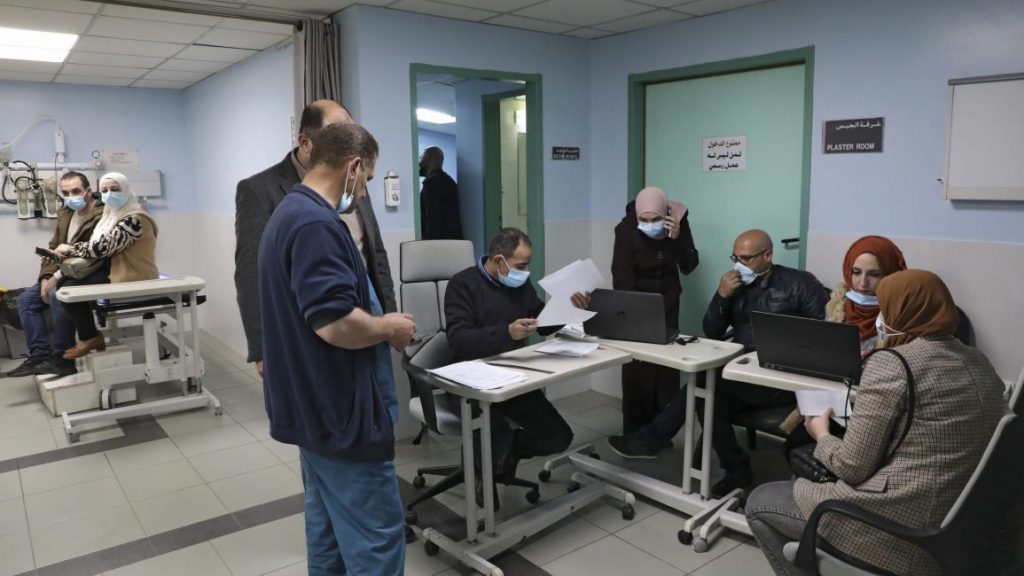 الاحتلال يمنع إدخال لقاحات كورونا إلى قطاع غزة