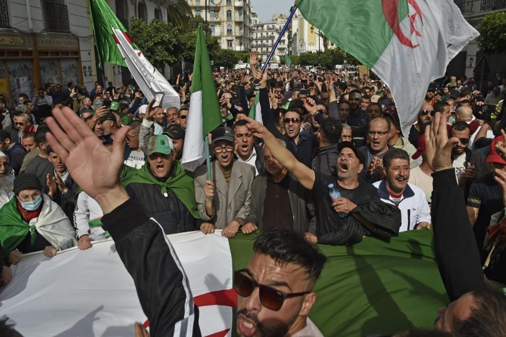 تظاهرات جديدة للحراك الشعبي في الجزائر تركز على رفض الانتخابات