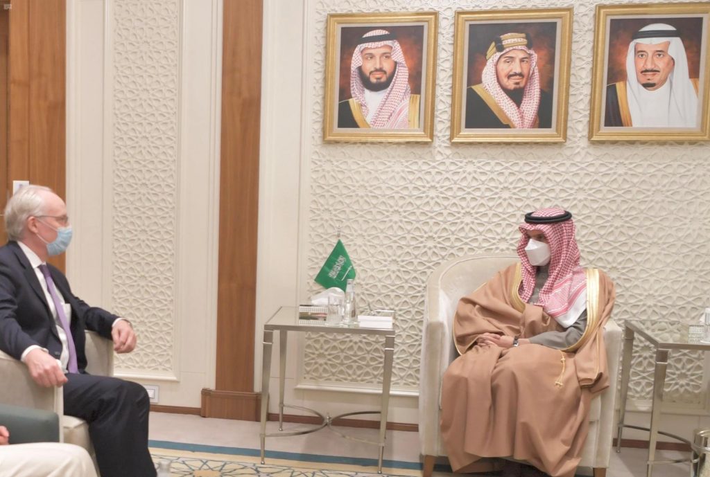 “لا حل باليمن بدون السعودية”.. المبعوث الأميركي يتابع جولته من الرياض إلى مسقط والمعارك تتواصل في مأرب