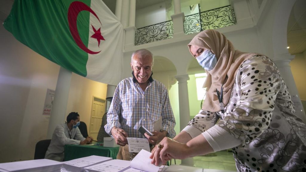 بدء التصويت في الانتخابات البرلمانية المبكرة في الجزائر