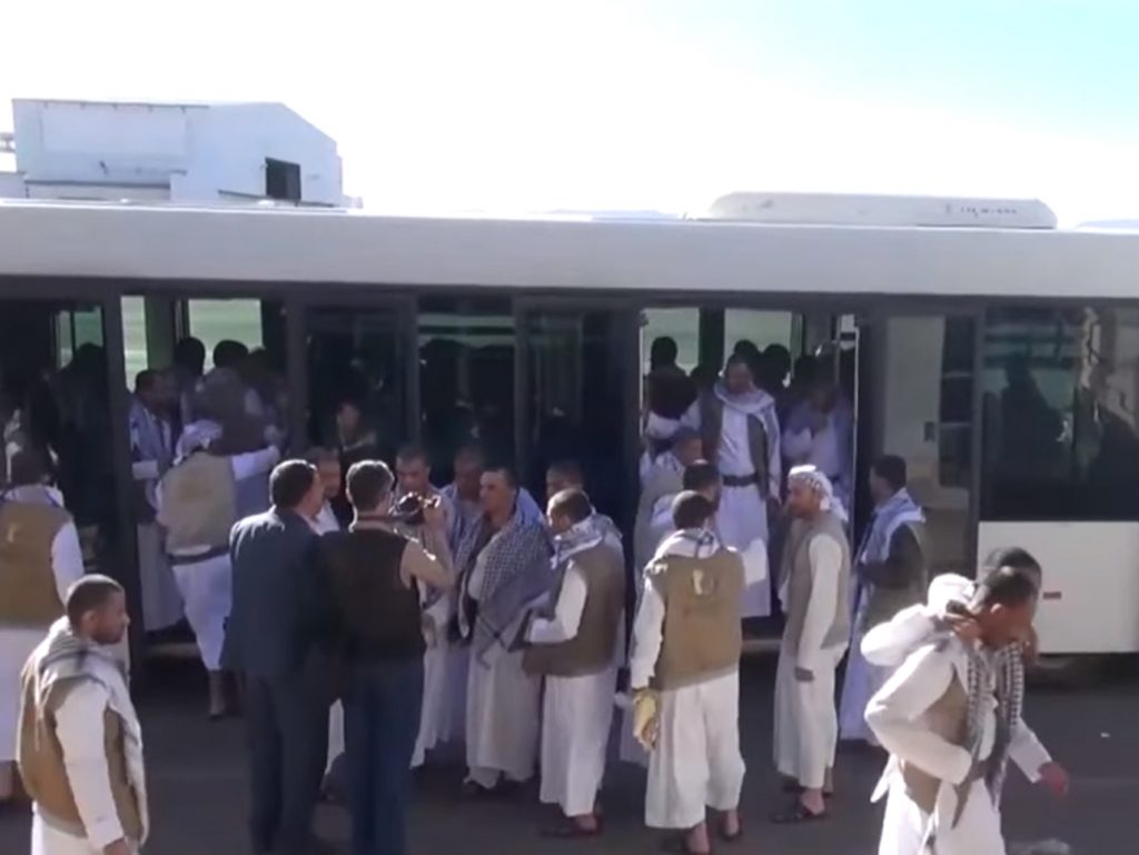 تضم شقيق الرئيس هادي ووزير الدفاع.. الحوثيون يعلنون استعدادهم لإنجاز صفقة تبادل أسرى شاملة