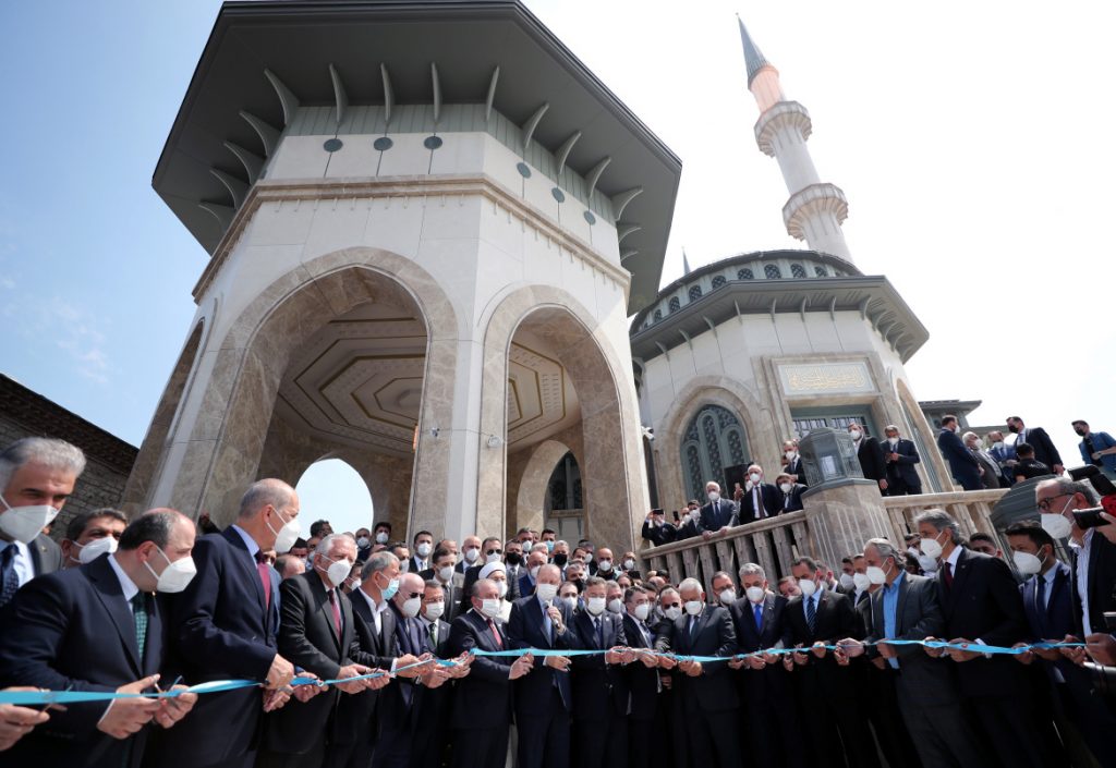 حلم طفولة أردوغان يتحقق.. مسجد تقسيم وبداية تاريخ جديد للساحة الشهيرة