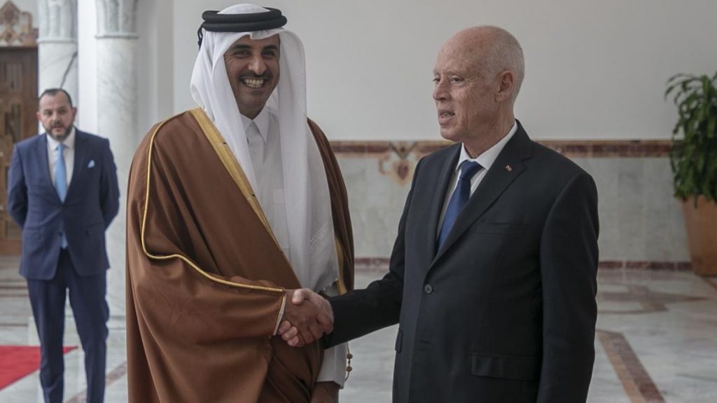 أمير قطر يجري اتصالاً مع الرئيس التونسي: أهمية الحوار لتجاوز الأزمة
