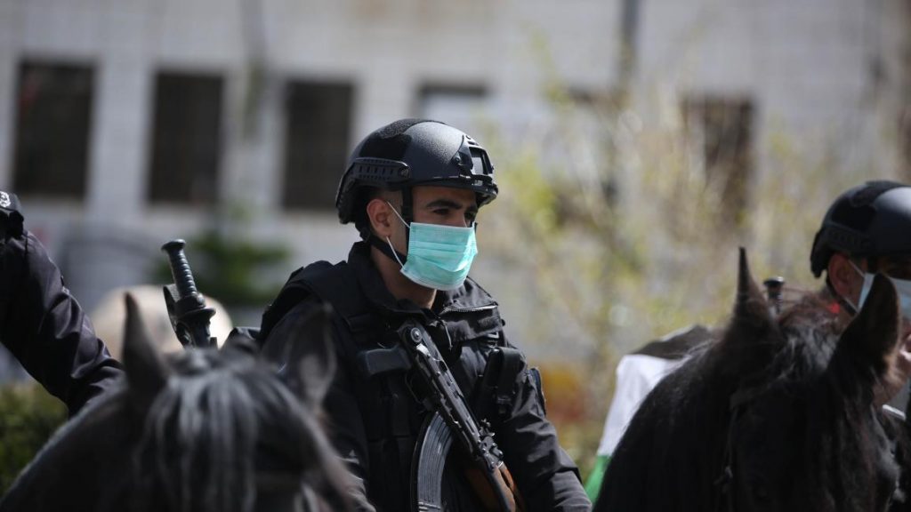 الشرطة الفلسطينية تعتدي على أهالي نشطاء سياسيين يطالبون بالإفراج عن أبنائهم