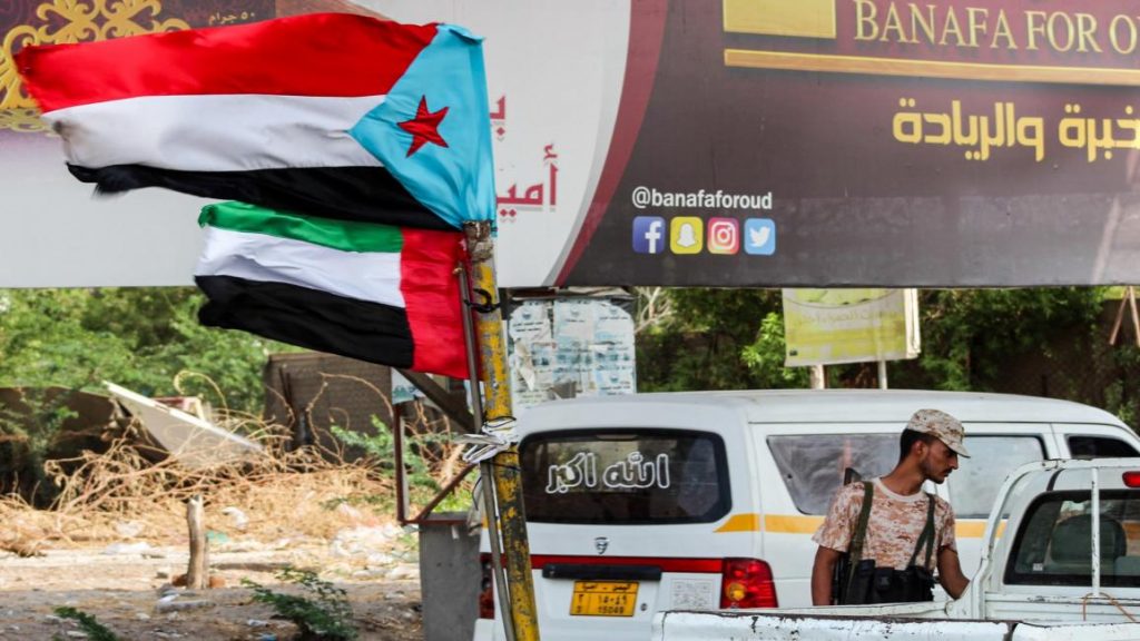 الحكومة اليمنية تتهم الانفصاليين بالانقلاب على تفاهمات رعتها السعودية