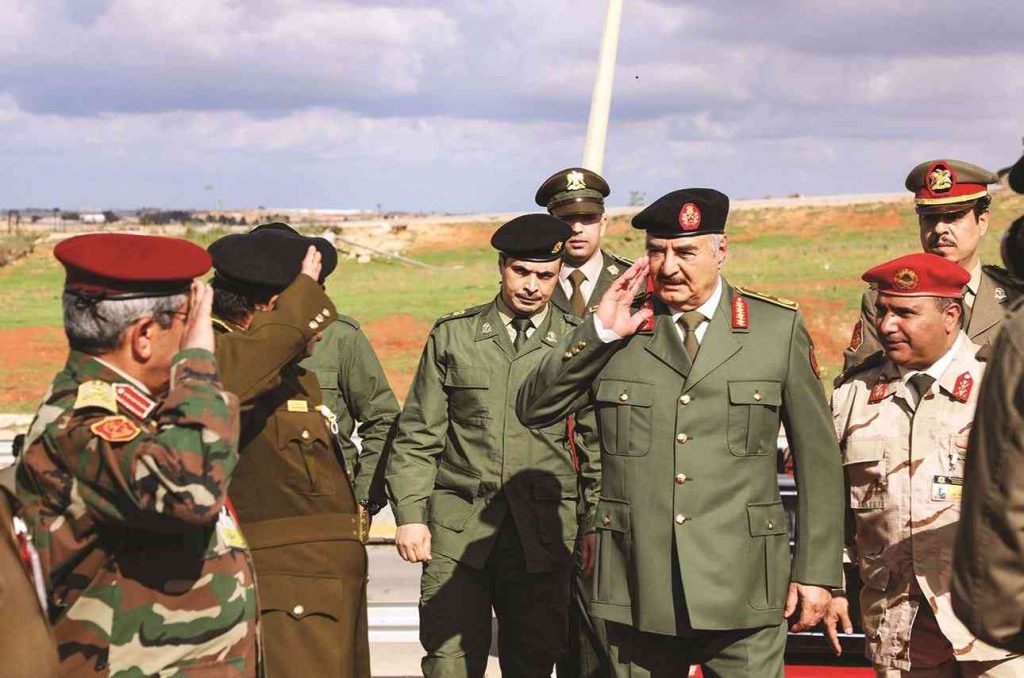 ضغوط دولية للسماح بترشح العسكريين.. حفتر والمبعوث الأممي يؤكدان على إجراء الانتخابات في موعدها