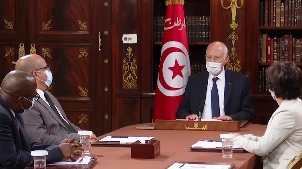 تونس.. الرئيس يجتمع بقادة الجيش ويعد باسترجاع الأموال المنهوبة والقوى السياسية تجدد رفض قراراته الأخيرة