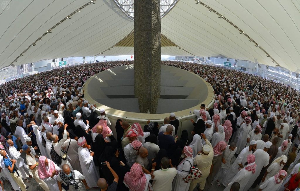 منى تستقبل الحجاج لرمي جمرة العقبة قبل النحر والإفاضة