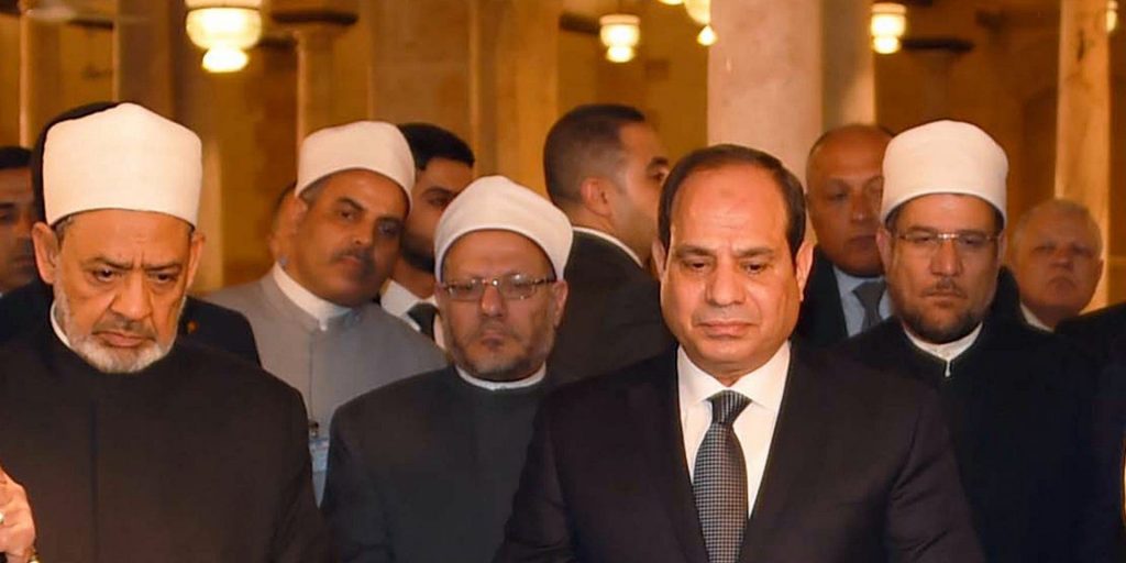 تجديد السيسي للمفتي: أهداف أبعد من المعركة مع الطيب
