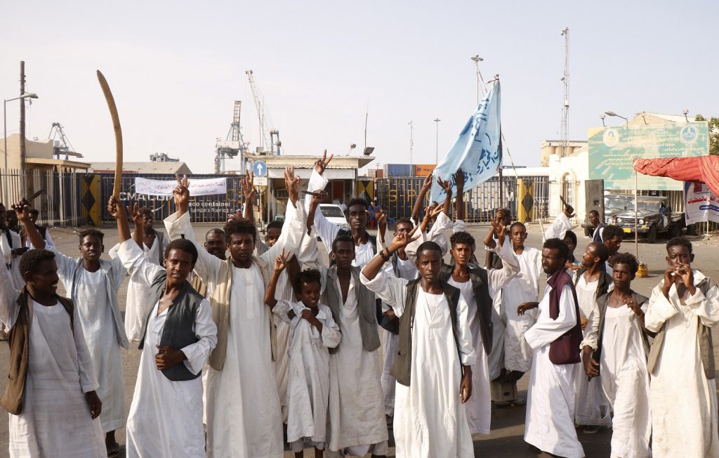 بعد وقف المحتجين لتدفق النفط.. الحكومة السودانية ترسل وفدا إلى بورتسودان وتحذر من كارثة