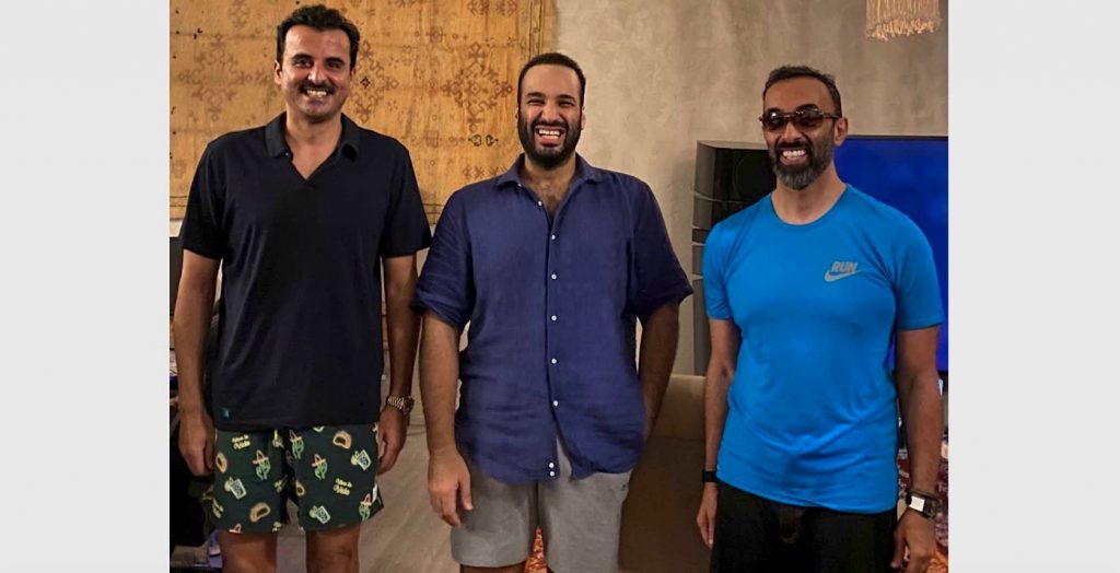 لقاء ودي بالبحر الأحمر بين أمير قطر وولي العهد السعودي ومستشار الأمن الوطني الإماراتي