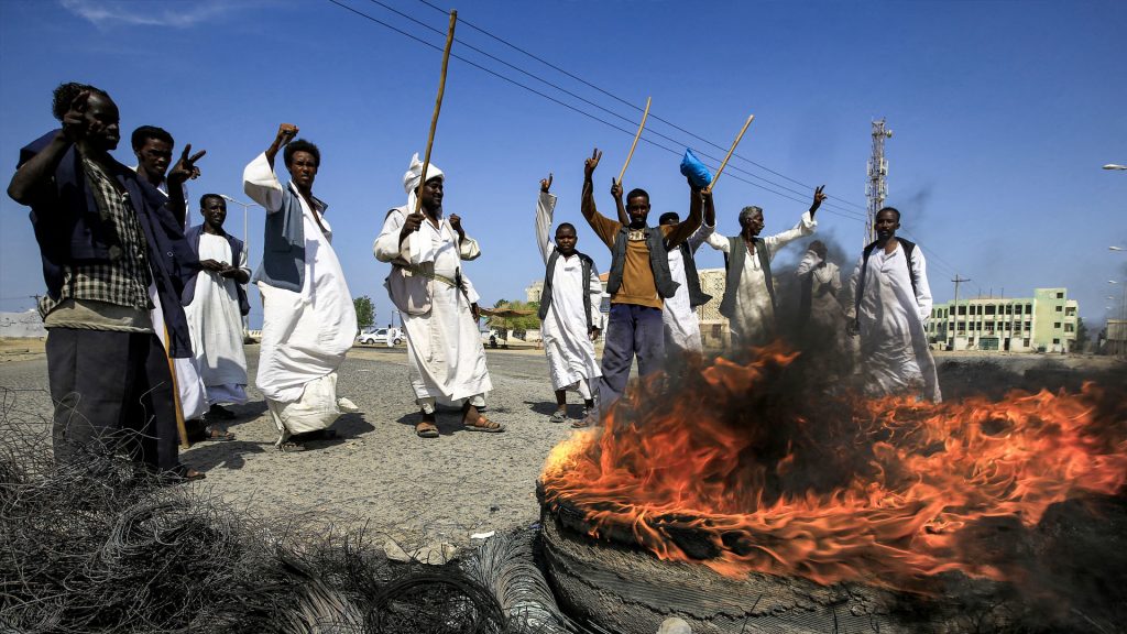 مع تصاعد الخلافات السياسية بالسودان.. مبادرات متعددة ومجلس البجا يتمسك بإسقاط الحكومة ويطالب بتدويل أزمة الشرق