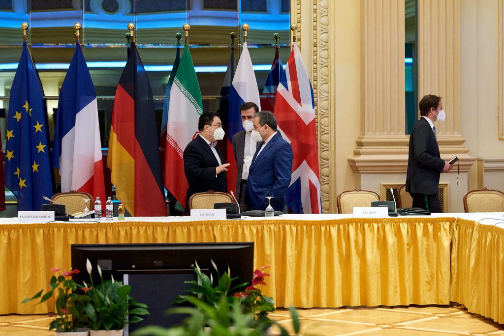 قبيل استئناف مفاوضات فيينا.. واشنطن تلمح لاستهداف منشآت إيران النووية وطهران تتهم الغرب بتبادل الأدوار