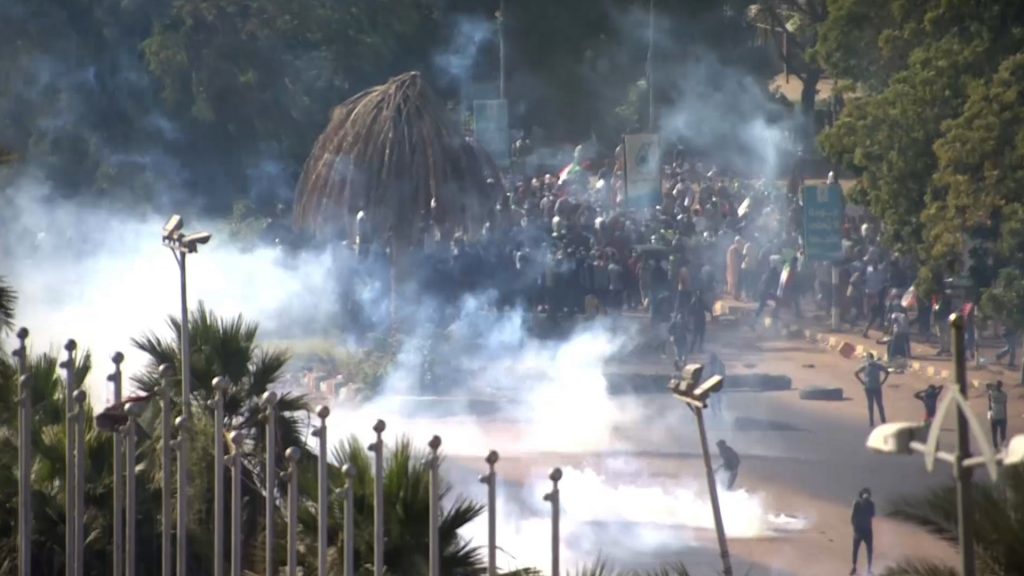 السودان.. جرحى في احتجاجات ذكرى الثورة والمعارضة تطالب بتسليم السلطة للشعب