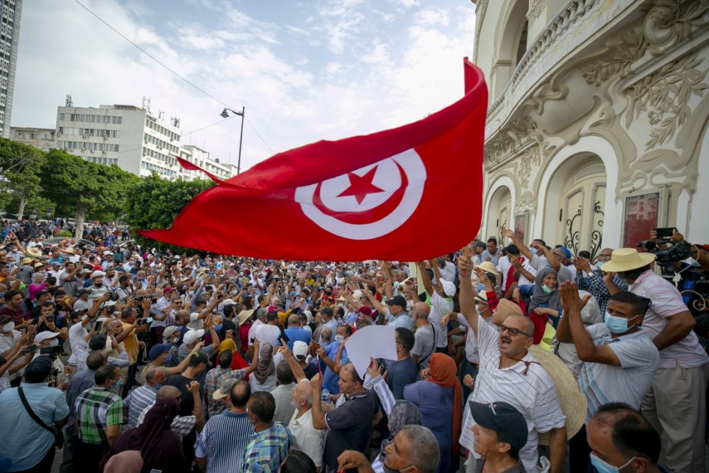 معارضو سعيد إلى الشارع اليوم في ذكرى الثورة التونسية.. تحدٍّ لقرارات السلطة