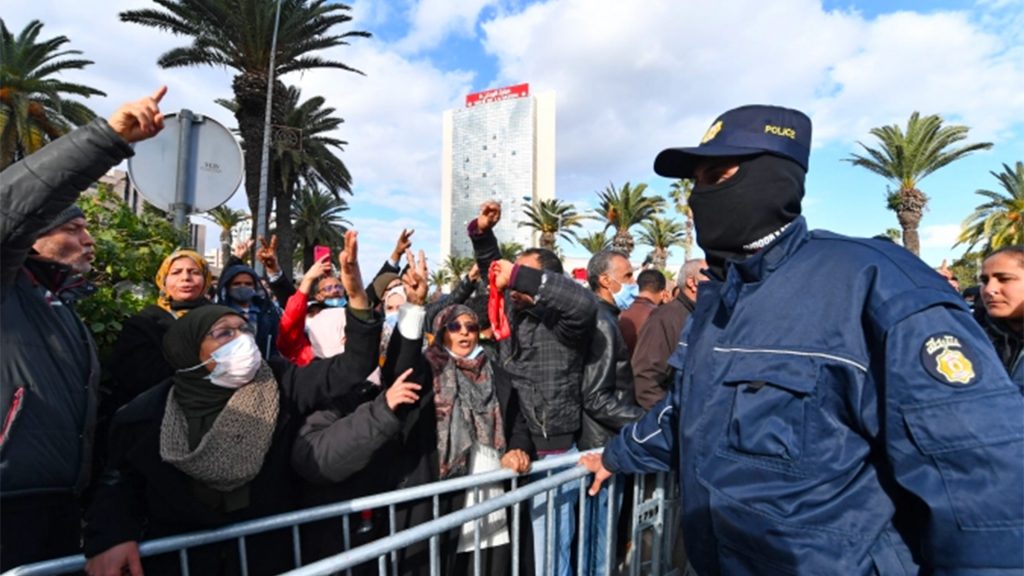 تونس.. 21 منظمة تنضم للتنديد الواسع بـ”القمع البوليسي” للمظاهرات والرئيس يتوعد من يحاول إسقاط الدولة