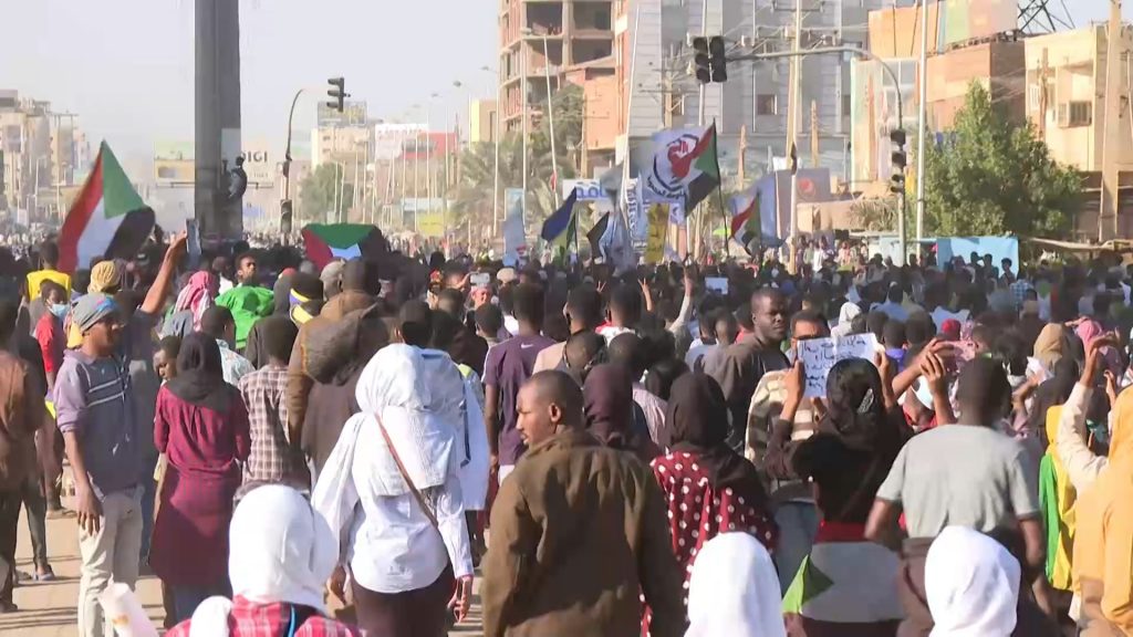 السودان.. ترقب لمظاهرات جديدة اليوم والسلطات تتعهد بتأمينها والبرهان يجدد وقفا عاما لإطلاق النار