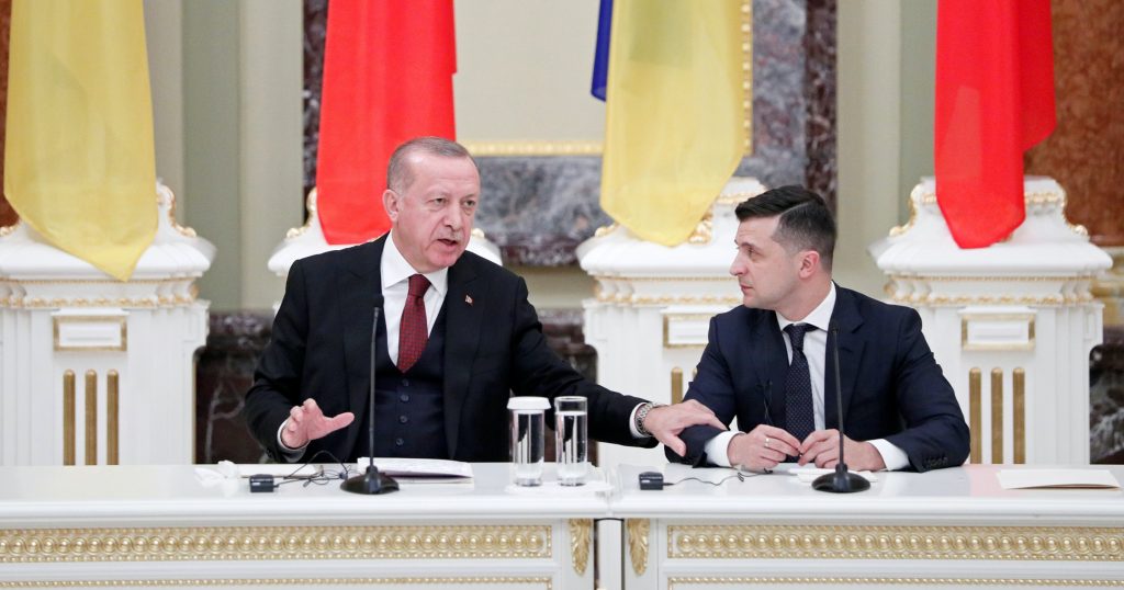 أردوغان في كييف.. أي دور يلعبه لتخفيف التوتر؟ وما خياراته أمام روسيا وأوكرانيا؟