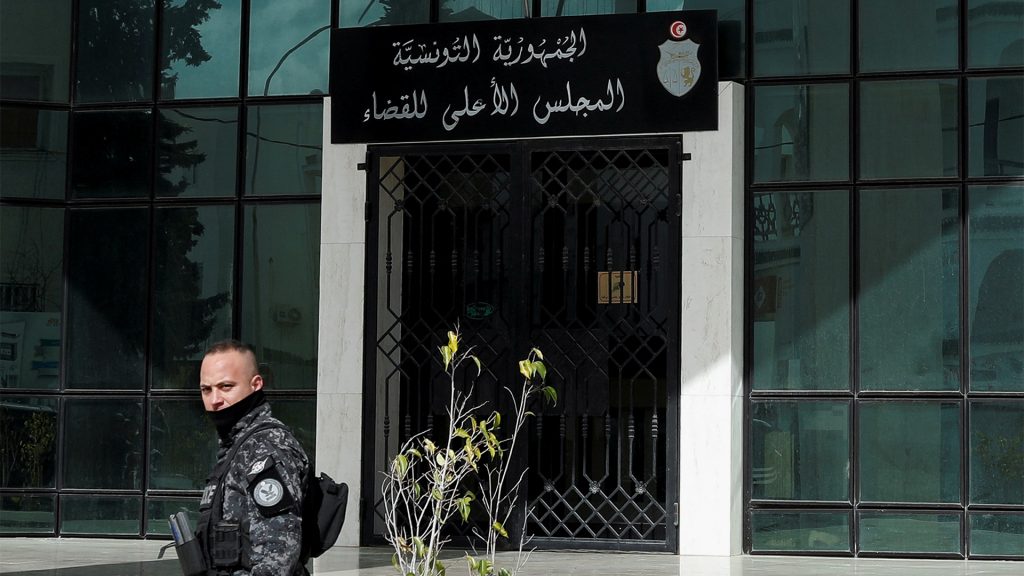سعيد يدافع عن قراره حل مجلسهم.. قضاة تونس يتداعون لخطوات “نضالية” وأميركا والأمم المتحدة على خط الأزمة
