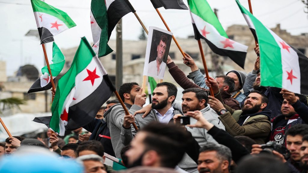 الذكرى 11 للثورة السورية.. رغم استمرار المهددات النازحون يتمسكون بحلم العودة لديارهم