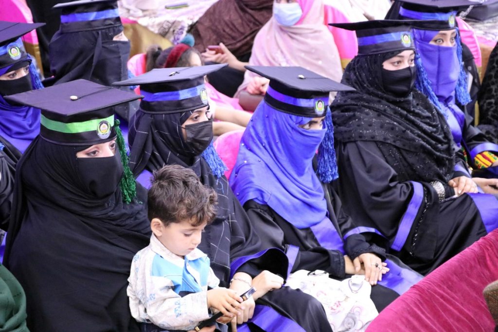 جامعيات أفغانيات يتخرجن في قندهار
