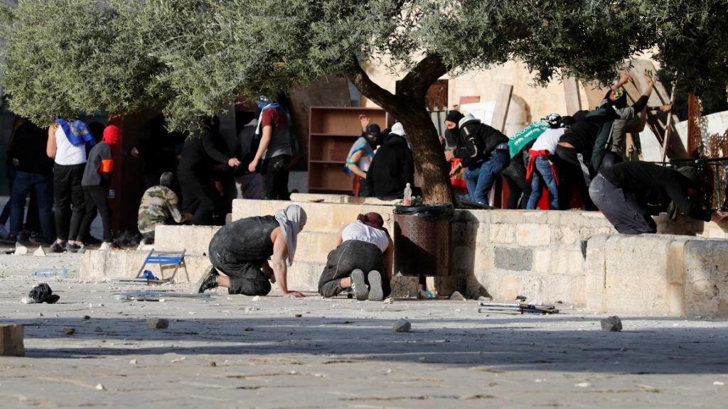 شهيد جديد في جنين.. وعشرات الإصابات إثر اقتحام الاحتلال المسجد الأقصى