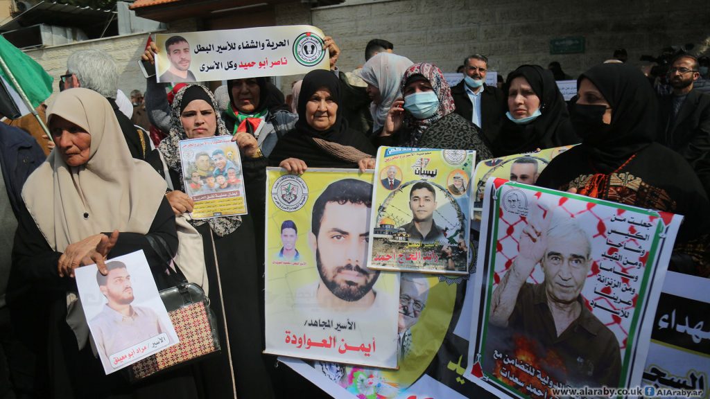 17 أسيراً فلسطينياً أصيبوا بفيروس كورونا في سجن “عيادة الرملة”