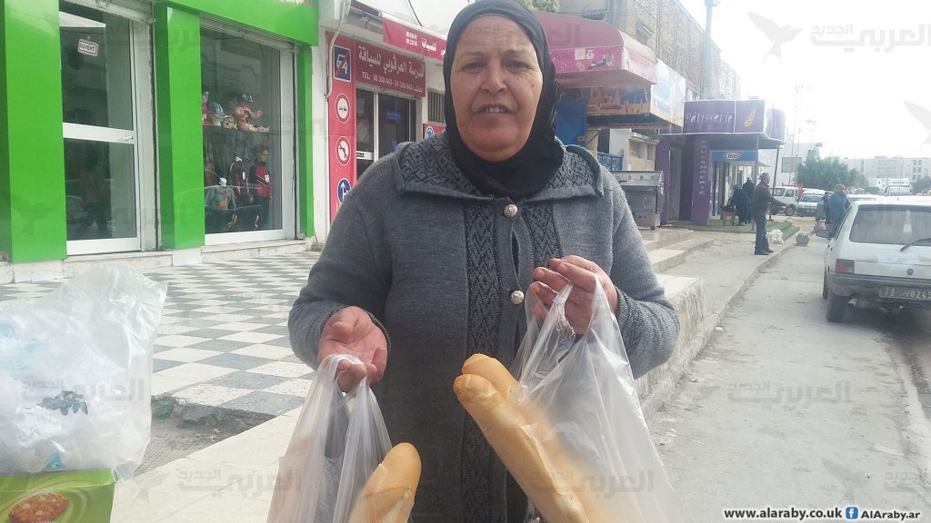 طوابير الخبز ترهق التونسيين في شهر الصيام