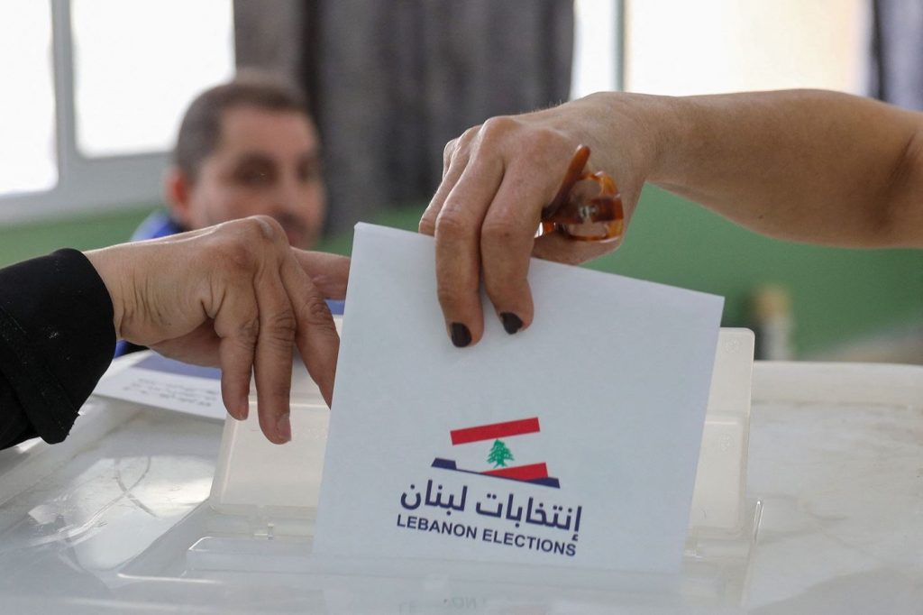 الانتخابات اللبنانية.. تواصل فرز الأصوات وقائمة مدعومة من حزب الله تخسر مقعدا في معقله