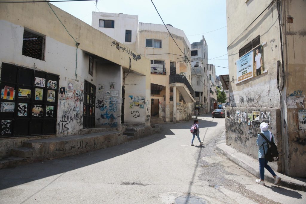 إصابة خطيرة في صفوفه.. جيش الاحتلال يقتحم مخيم جنين ويحاصر منزلا ويصيب 10 فلسطينيين