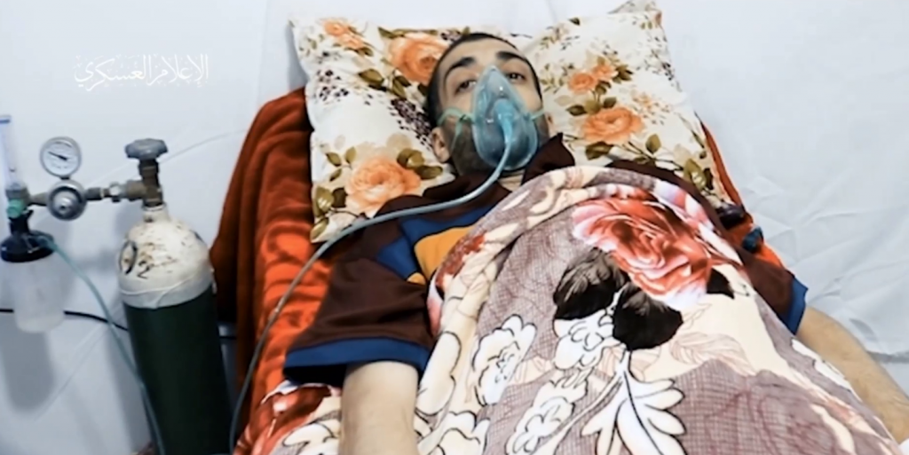كتائب القسام تعرض لأول مرة مشاهد لأحد الجنود الإسرائيليين الأسرى لديها