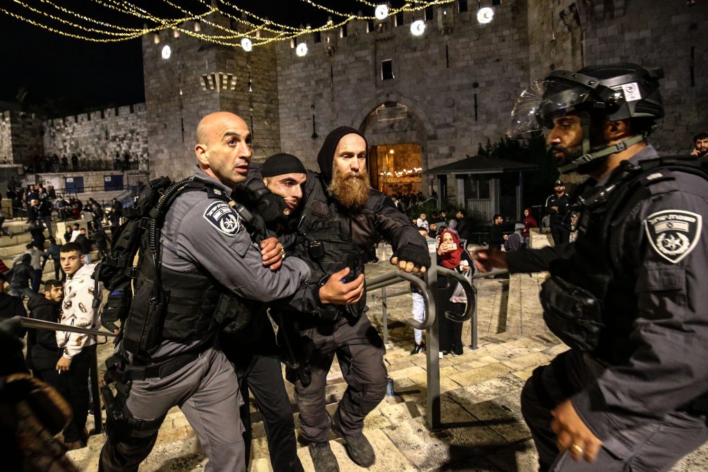 استمرار المواجهات والاشتباكات مع قوات الاحتلال الإسرائيلي في القدس