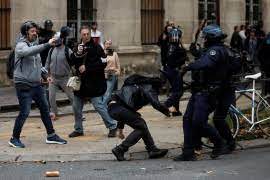 مواجهات عنيفة بين الدرك الفرنسي وآلاف المتظاهرين بسبب خزان مياه
