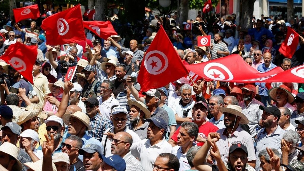تجدد الاحتجاجات الليلية في عدد من أحياء العاصمة التونسية ومدينة بنزرت