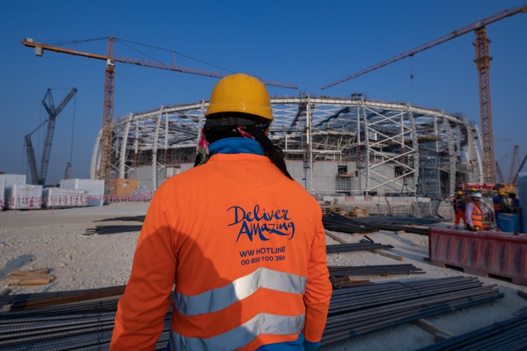 قطر تنفي ما جاء بتقرير منظمة بريطانية غير حكومية عن ظروف العمل في ورش المونديال