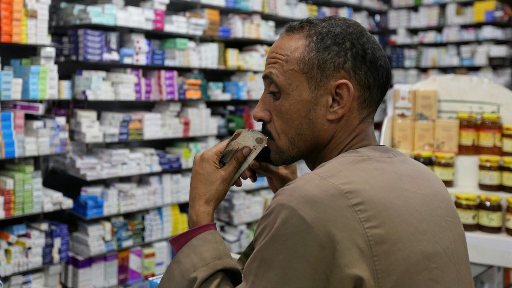 تدهور الجنيه يعصف بمصانع الأدوية في مصر