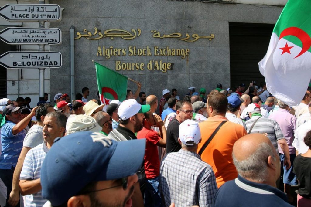 غضب الجزائريين يتزايد ضد قوانين تكبيل الإضرابات: انضمام تكتل السلطة