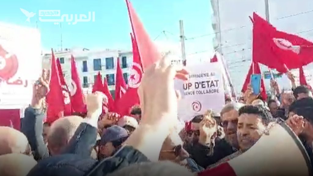 وقفات احتجاجية في ذكرى ثورة تونس والسلطات تحاول إغلاق شارع بورقيبة