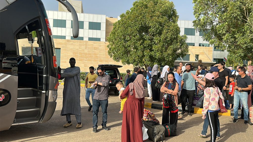 أهم الدول التي أجلت رعاياها من السودان