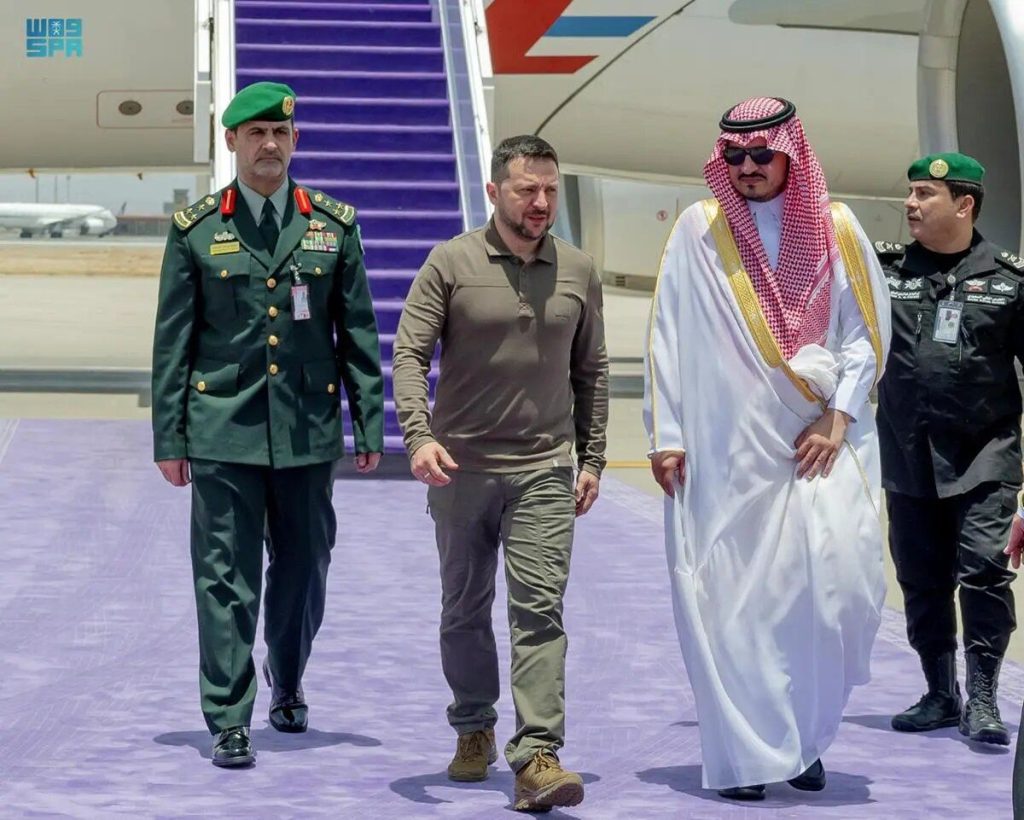 البيت الأبيض يعلّق على مشاركة زيلينسكي في القمة العربية